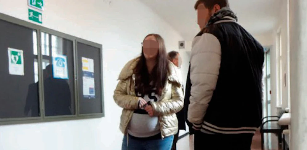 Mutter und Vater vor Gericht.