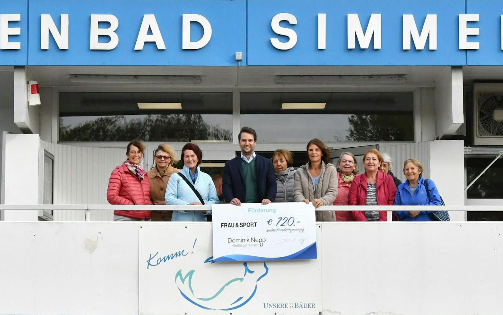 MA51 streicht Förderung von Frauen-Schwimmkursen, FP-Vizebürgermeister Dominik Nepp (Mitte) springt ein. (c) FPÖ Wien