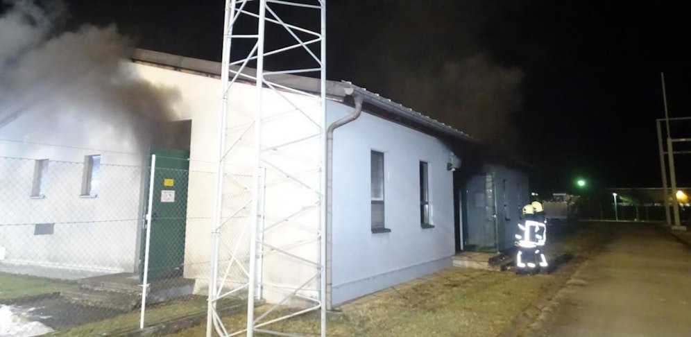 Die Feuerwehr löschte stundenlang.