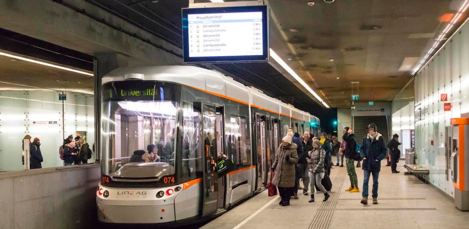 Tragischer Unfall am Linzer Hauptbahnhof: Eine 54-jährige Linzerin verlor ihren Arm. Sie verhedderte sich in der Tür der Straßenbahn, wurde mit der fahrenden Bim mitgerissen. 