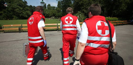 Jeder dritte Sanitäter des Roten Kreuzes wird gekündigt.
