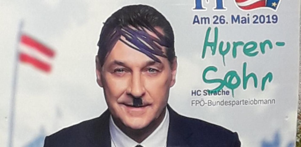 Eines der verunstalteten Wahlplakate der Freiheitlichen.