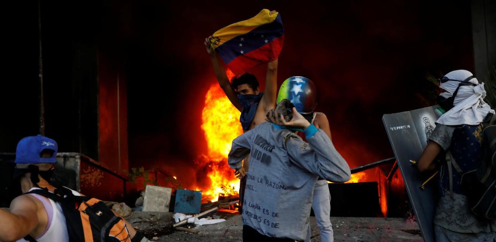 Demonstranten zünden Gericht in Caracas an