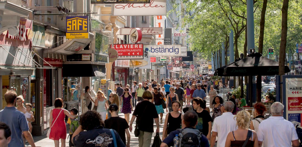 Passanten auf der Mariahilfer Straße in Wien.