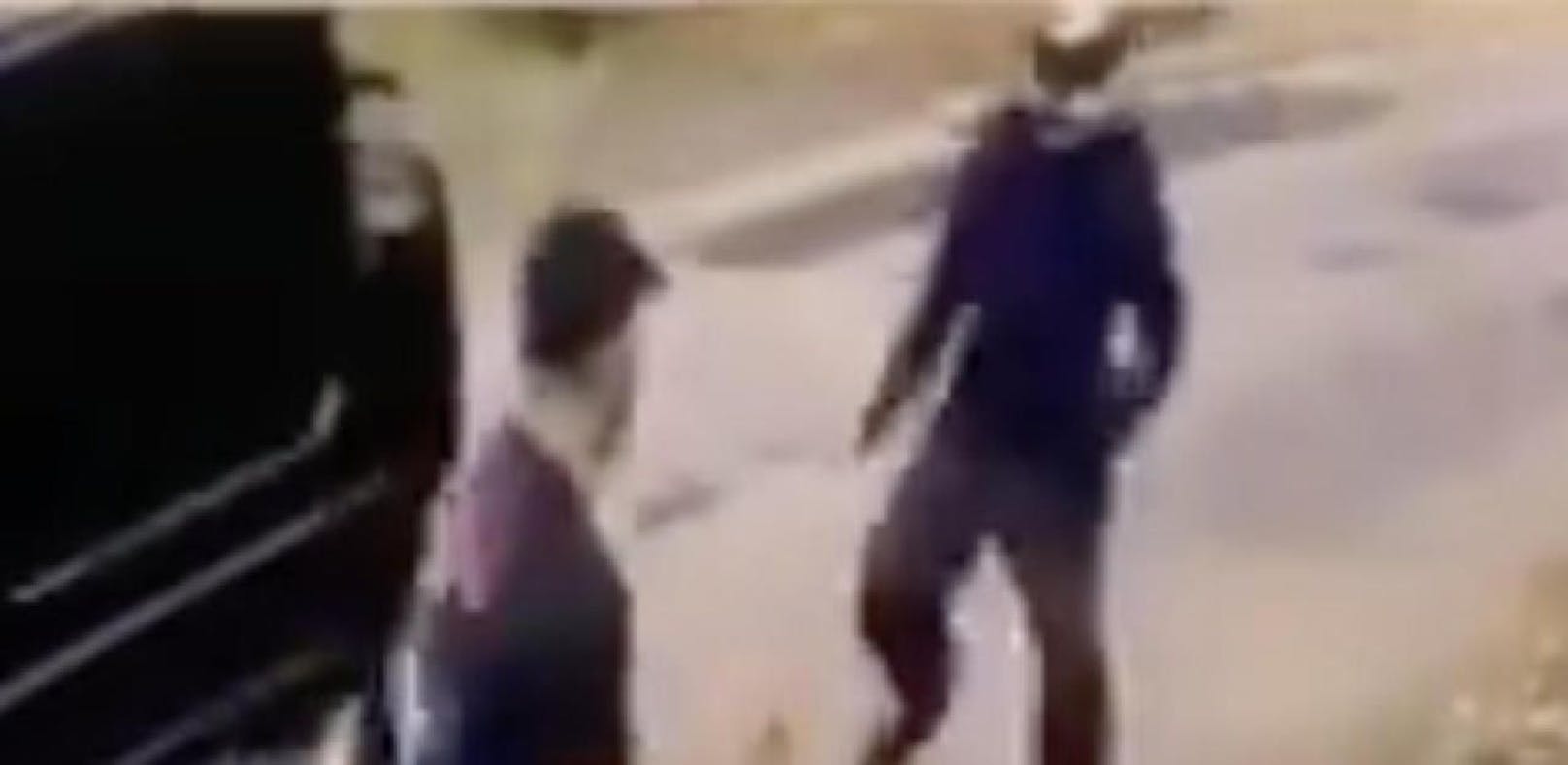 Sead Kolasinac - ein Screenshot aus dem Video, auf dem er einen bewaffneten Täter in die Flucht schlägt.