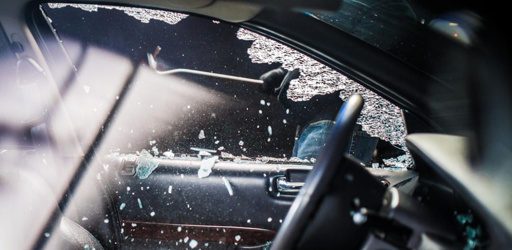 Einbruch: Autoscheiben eingeschlagen.