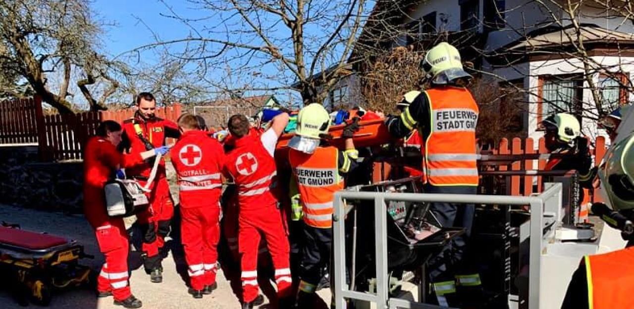 Heute.at - Mann über Fenster aus Wohnhaus gerettet