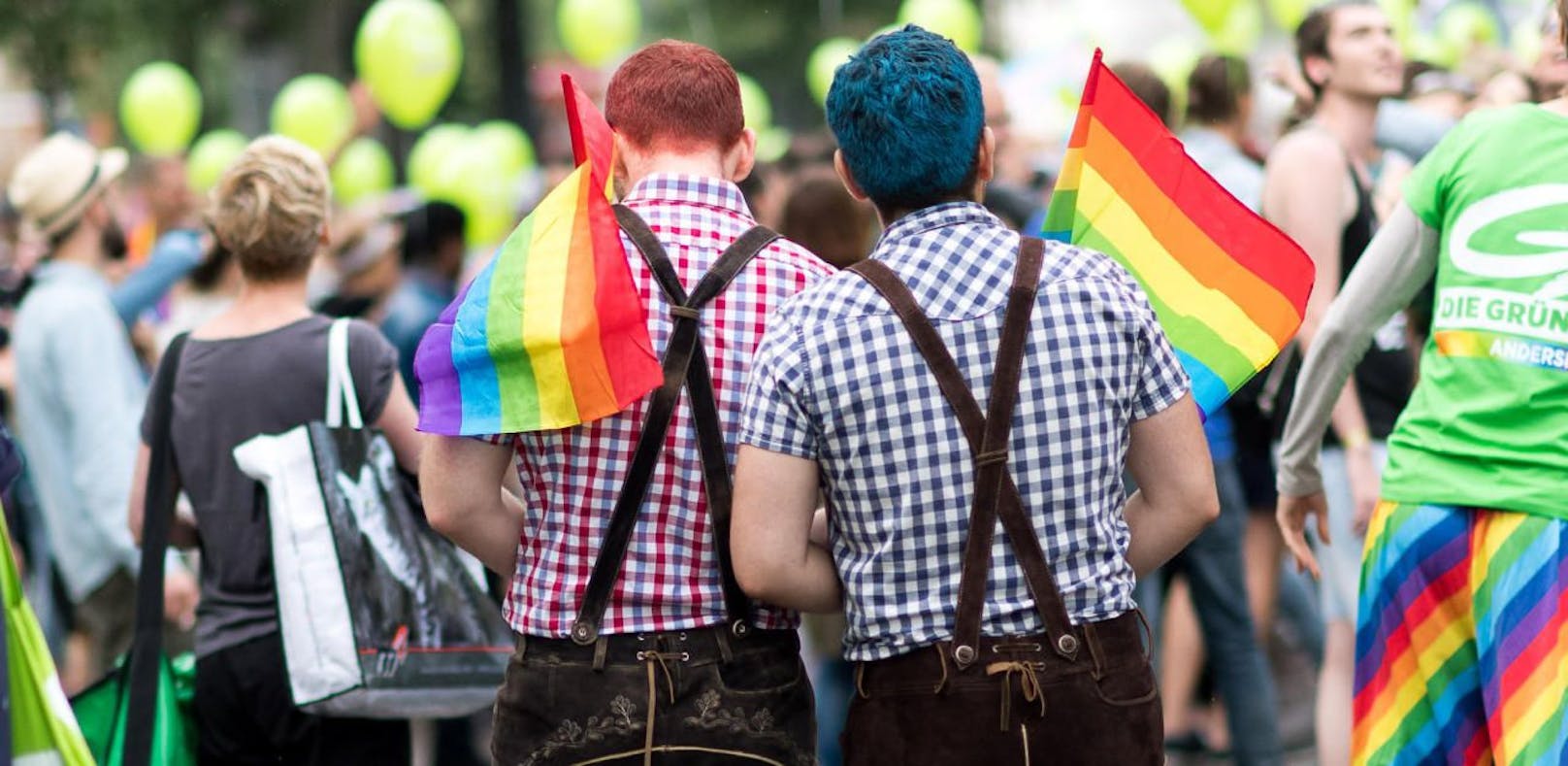 Ein homosexuelles Pärchen auf der Regenbogenparade in Wien.