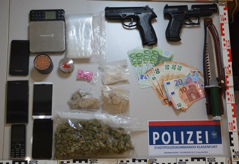 Neben Drogen stellte die Polizei auch Waffen, Bargeld und Mobiltelefone sicher
