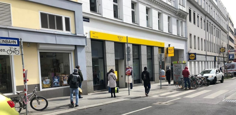 So sieht eine Warteschlange am Montag vor einer gut besuchten Postfiliale in Neubau aus.