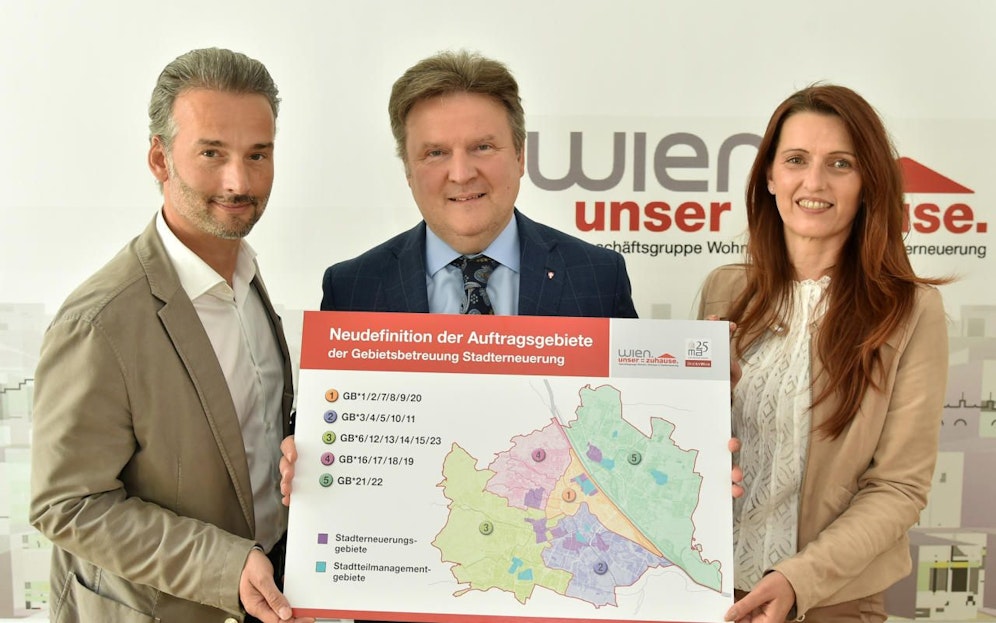 Das Stadtteilmanagement wird 2018 neu aufgestellt: Bernhard Jarolim (Leiter der MA 25  Stadterneuerung und Prüfstelle für Wohnhäuser), Wohnbaustadtrat Michael Ludwig (SPÖ) und Petra Engelmann, Leiterin des Koordinationsteams der Gebietsbetreuungen Stadterneuerung mit den Schwerpunktgebieten der GB* im Bereich der Stadterneuerung und der Stadtteilmanagements in Neubaugebieten stellten die fünf neuen Gebiete vor.
