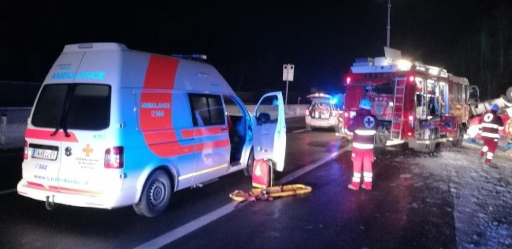 Der Fahrer eines Sattelzugs wurde am Donnerstagmorgen schwer verletzt als sein Fahrzeug von der Fahrbahn abkam und sich mehrmals überschlug.