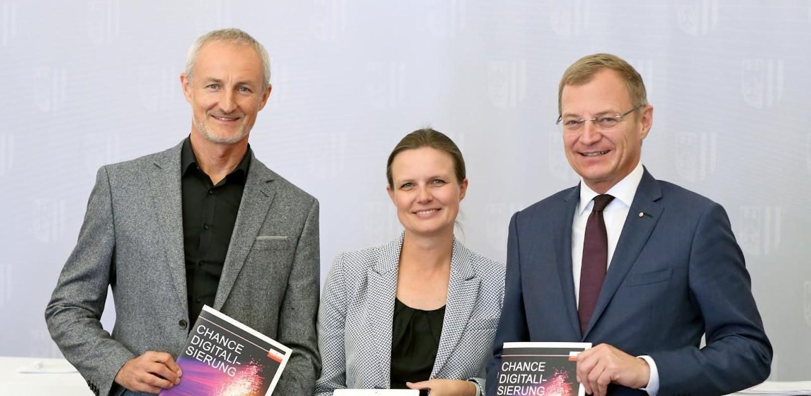  E-Government-Experte Reinhard Haider, LH Thomas Stelzer und  Bettina Williger (Fraunhofer-Gesellschaft Nürnberg, v.li.) sehen viele Chancen für Gemeinden durch die Digitalisierung.