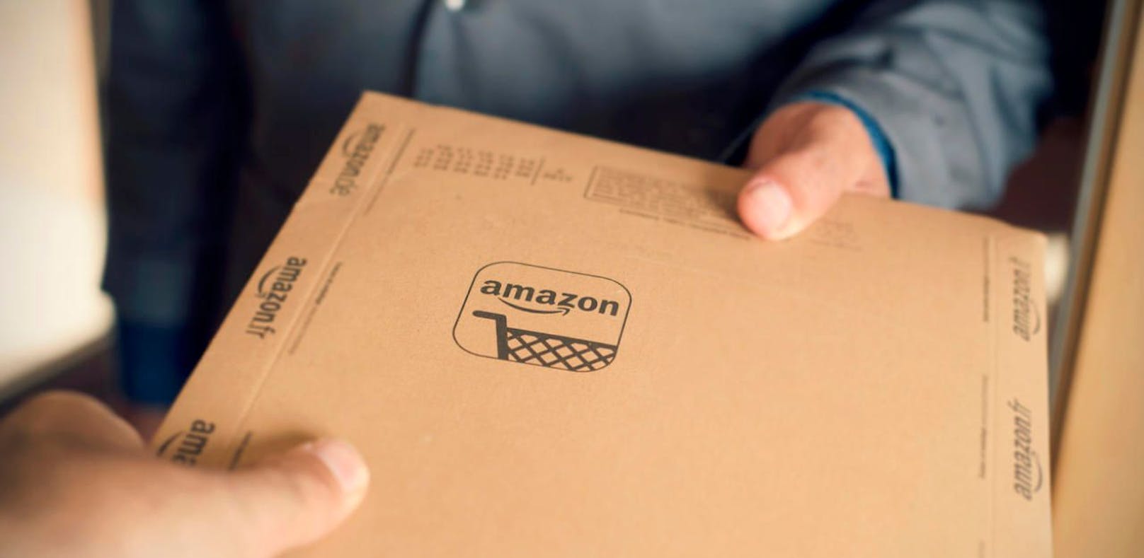 Ein Paketdienst liefert eine Amazon-Bestellung aus. Symbolfoto.
