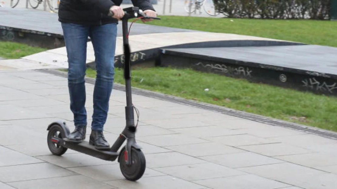 Heute.at - E-Scooter-Raser flüchtet mit 70 km/h vor Polizei