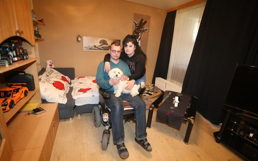 Der an Multipler Sklerose erkrankte Jürgen H. (42) mit seiner Frau Elfriede