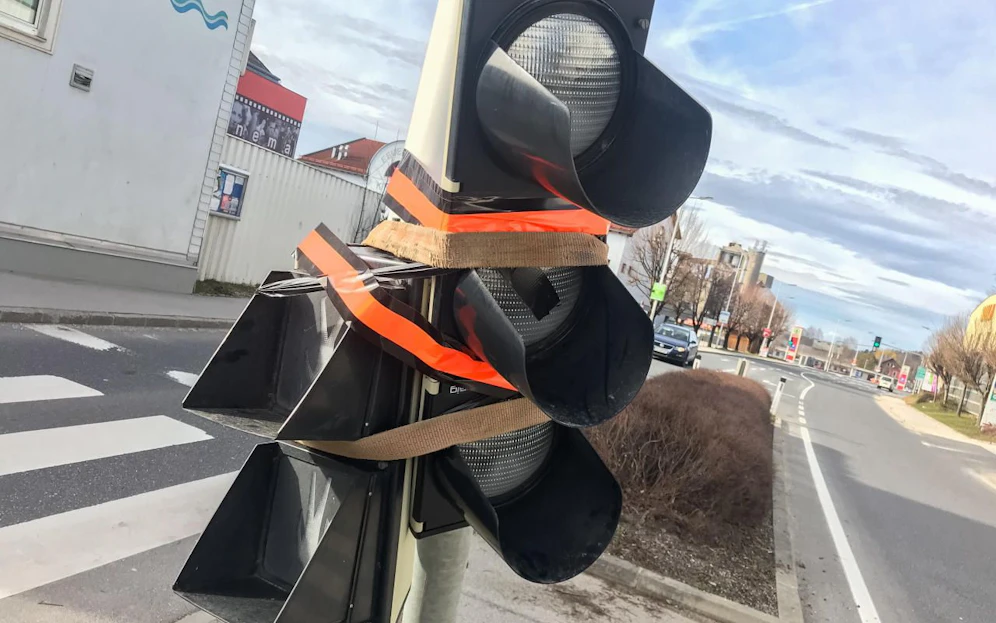 Mit 3,3 (!) Promille krachte ein Lenker (29) in Kirchdorf gegen eine Ampel.
