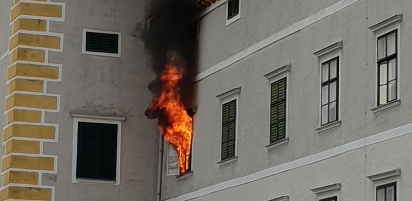 Feuer im Wasserschloss Kottingbrunn: 1 Verletzter