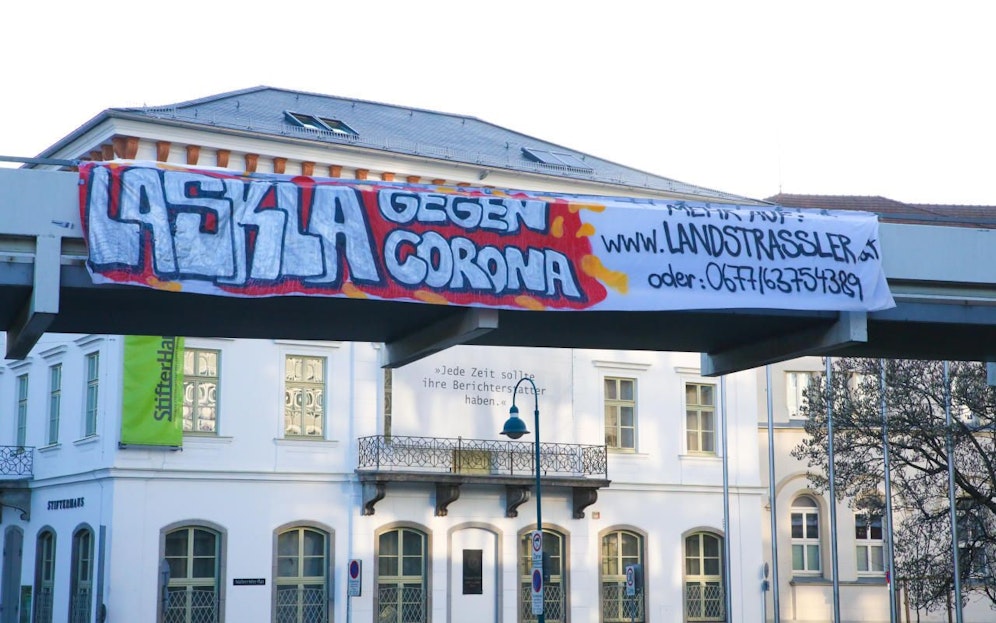 LASK-Fans bieten auf einem großen Transparent ihre Hilfe an.