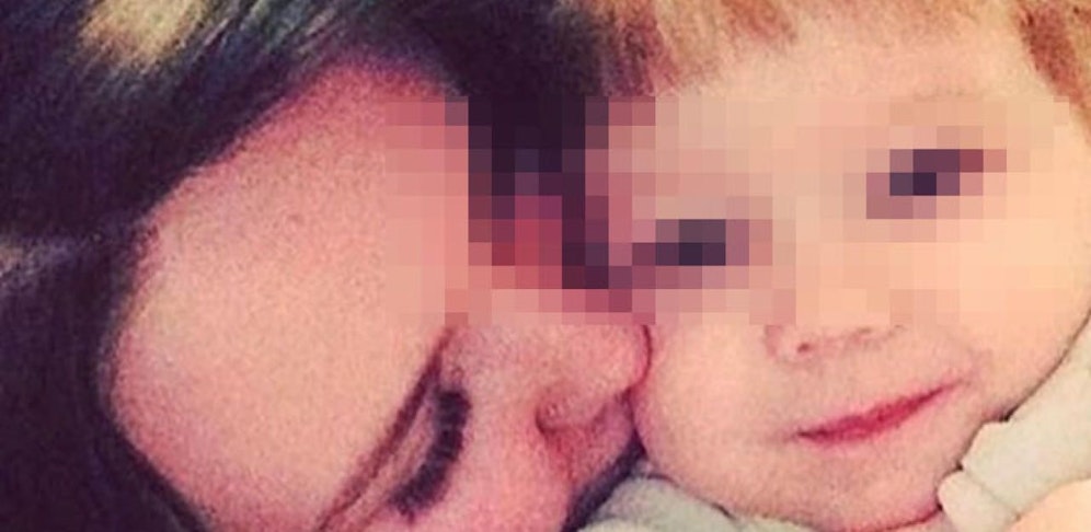 Einer 21-jährigen Russin droht eine Freiheitsstrafe von mindestens 20 Jahren, weil sie zugegeben hat, ihre fast 3-jährige Tochter eine Woche lang allein in ihrer Wohnung gelassen zu haben.