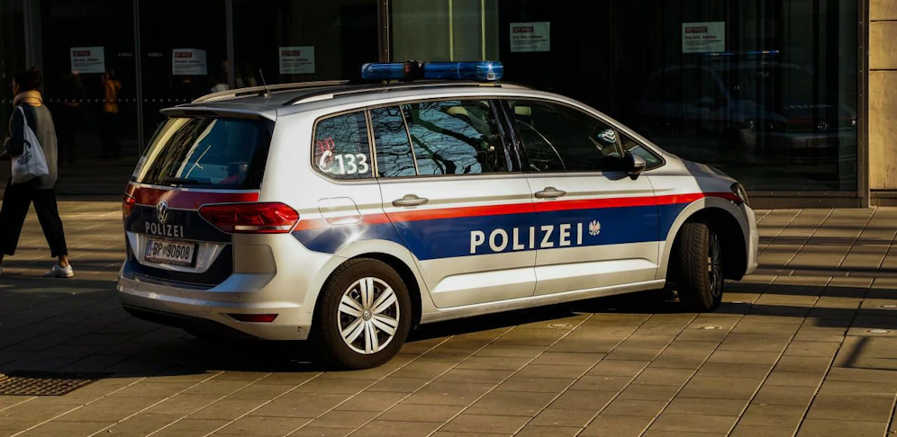 (Symbolbild) Der Polizist wurde an der Hand verletzt.