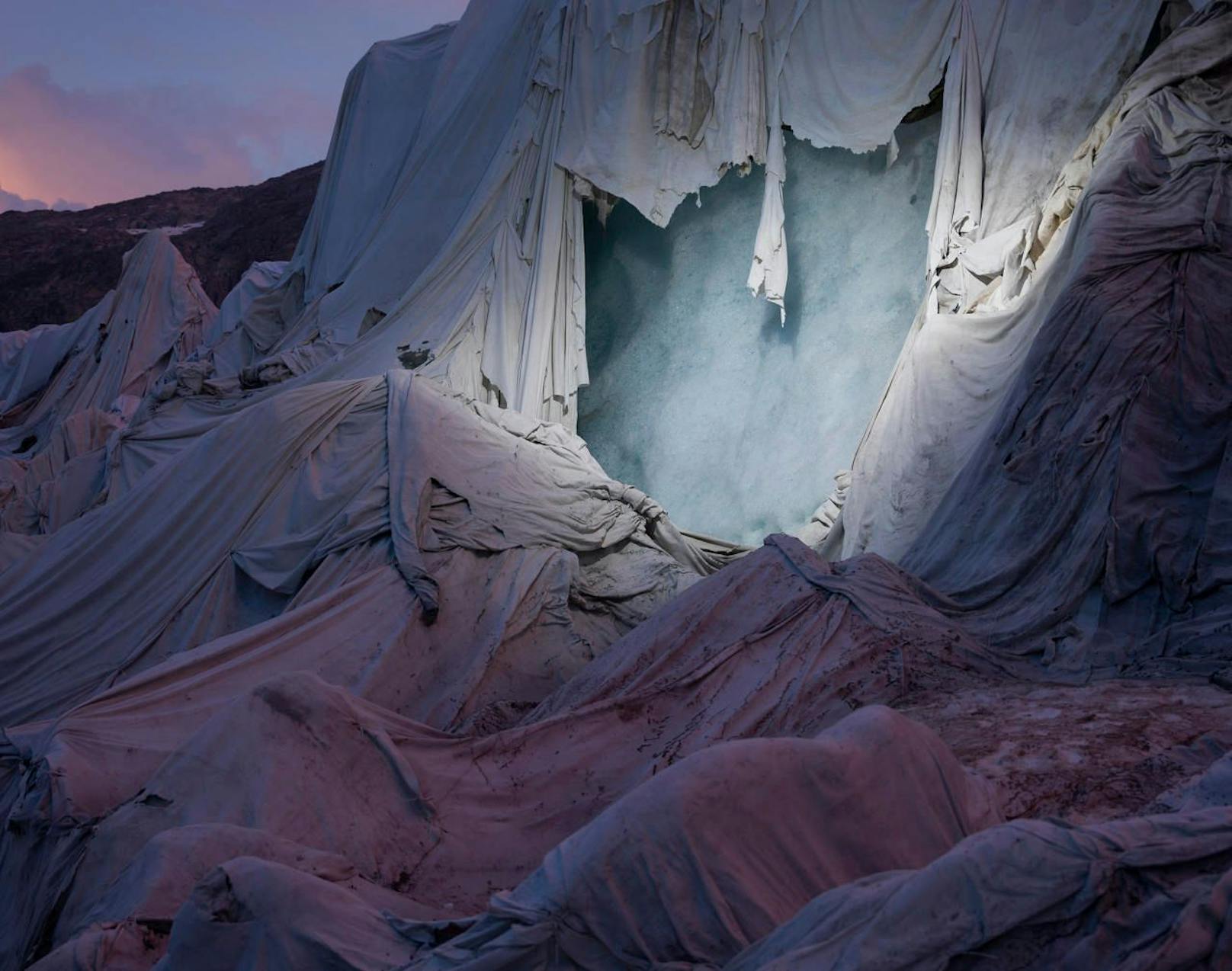 Künstler machen mit Bildern, Drucken und Installationen auf das Schmelzen der Gletscher aufmerksam. 