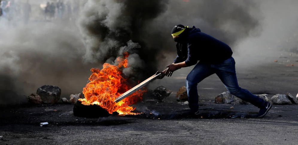 Ein palästinensischer Demonstrant bei Zusammenstößen mit der israelischen Polizei.