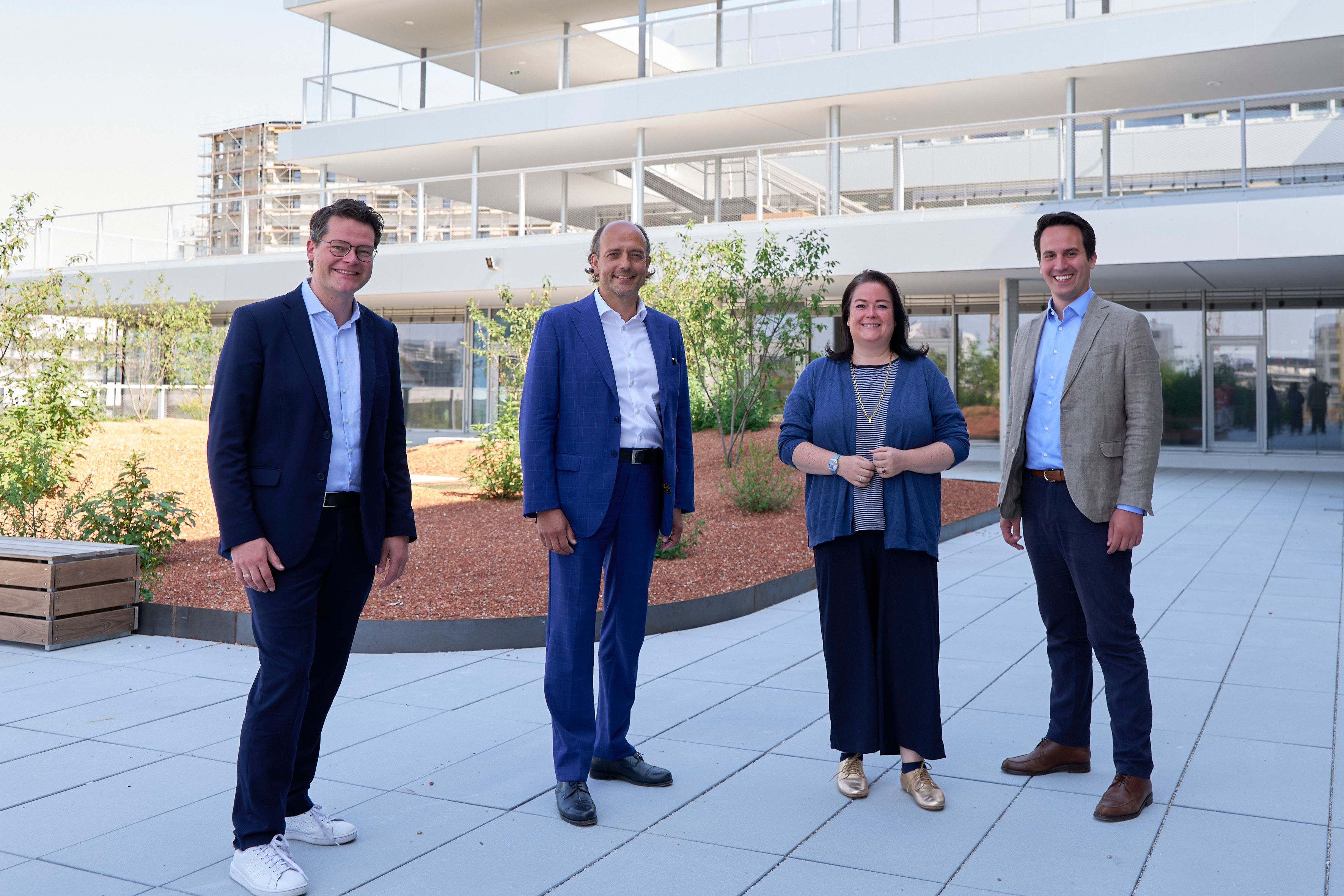 Für die Wiener Stadtregierung (v.l.n.r.: Klimastadtrat Jürgen Czernohorszky (SPÖ), Neos-Gemeinderat Stefan Gara, SPÖ-Gemeinderätin Nicole Berger-Krotsch und Vizebürgermeister und Bildungsstadtrat Christoph Wiederkehr (Neos)) ist der neue Bildungscampus Lieselotte Hansen-Schmidt in der Seestadt (Aspern) ein echtes "klimafittes Leuchtturmprojekt".