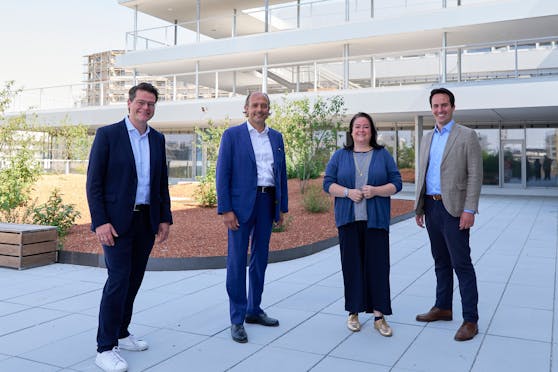 Für die Wiener Stadtregierung (v.l.n.r.: Klimastadtrat Jürgen Czernohorszky (SPÖ), Neos-Gemeinderat Stefan Gara, SPÖ-Gemeinderätin Nicole Berger-Krotsch und Vizebürgermeister und Bildungsstadtrat Christoph Wiederkehr (Neos)) ist der neue Bildungscampus Lieselotte Hansen-Schmidt in der Seestadt (Aspern) ein echtes "klimafittes Leuchtturmprojekt".