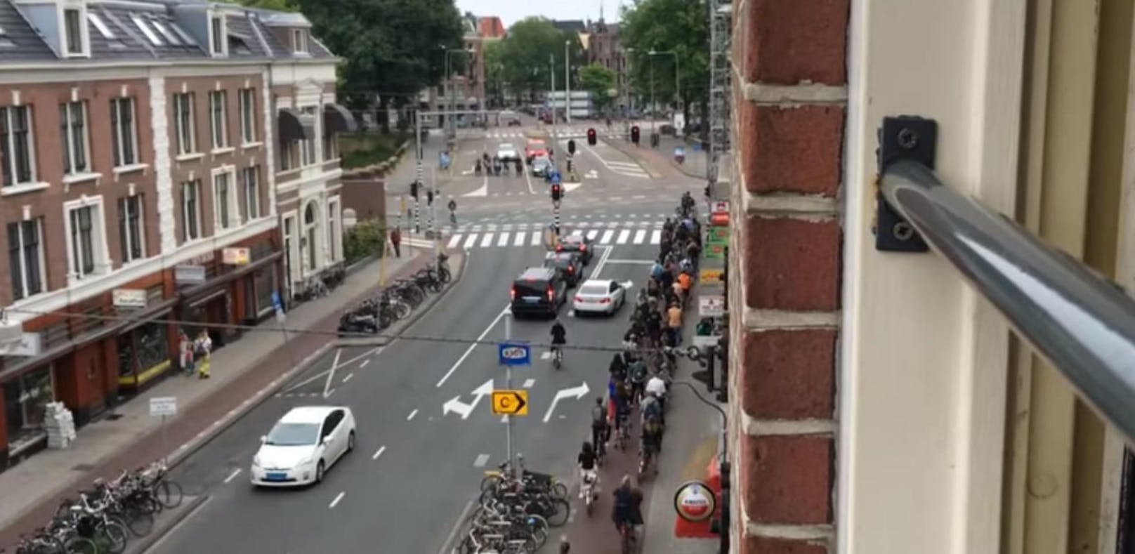 In Amsterdam soll ein Holocaust-Mahnmal aus 102.000 Backsteinen entstehen. Die Anrainer der Gegend wollen das verhindern und reichten Klage ein.