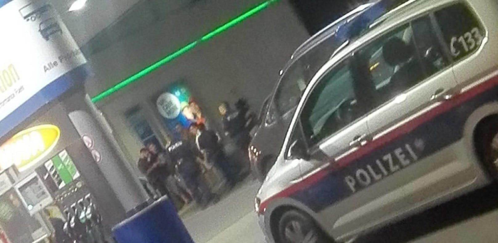 Polizei sucht Tankstellenräuber (Symbolbild). 