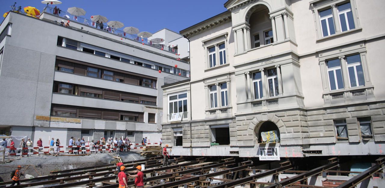 Heute.at - 3.600 Tonnen schwere Villa wird weggeschoben