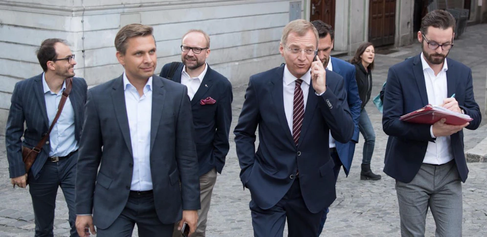Wolfgang Hattmannsdorfer und LH Thomas Stelzer verteidigen die Sparmaßnahmen des Landes.