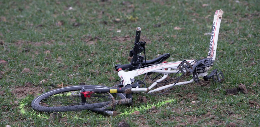 Eine Radfahrerin wurde bei dem Unfall vom LKW getötet. (Symbolfoto)