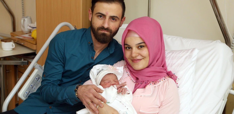 Zielscheibe des Hasses: Naime und Alper Tamgac mit ihrer Tochter Asel, dem Wiener Neujahrs-Baby 2018.