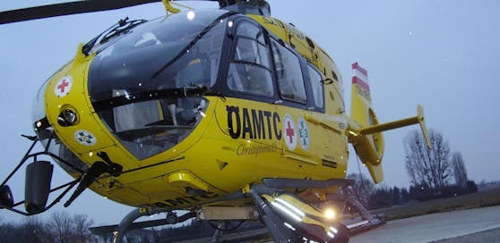 Lenker nach Unfall eingeklemmt im Wagen.