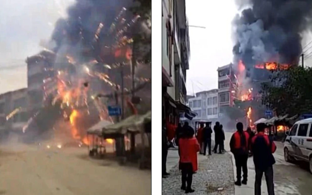 Hier geht die Rakete ab! Zuerst gehen in Bose (China) nur die Feuerwerkskörper in die Luft, dann steht das ganze Gebäude in Flammen. 