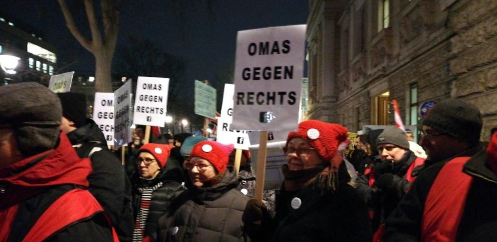 Auch die "Omas gegen Rechts" marschieren bei den Donnerstagsdemos mit.