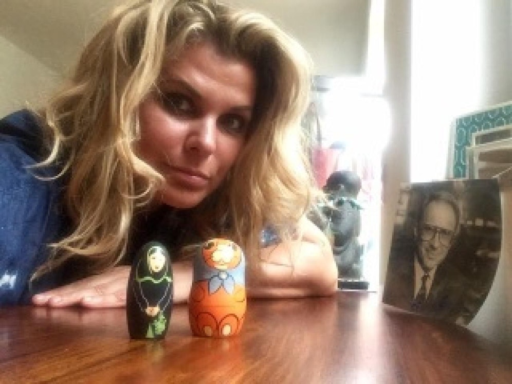 Journalistin Lebiszczak mit Urnen vom Vater (r.) und Hund (l.)