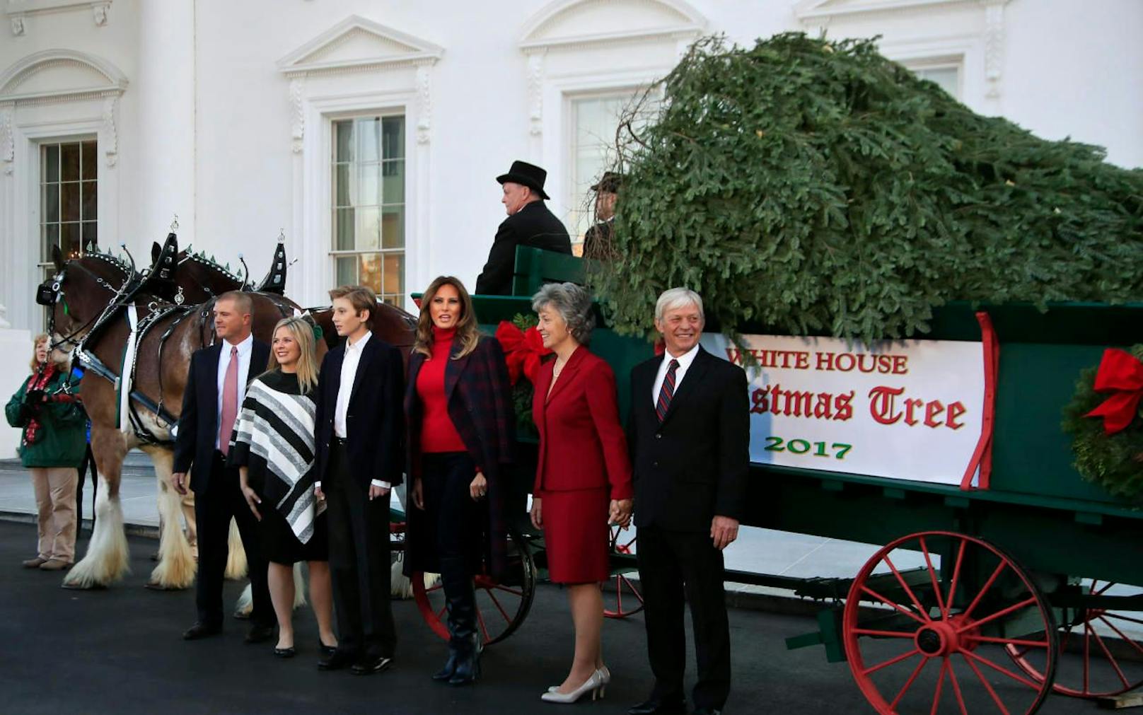 Nur mit ihren High Heels ist sie noch größer! Barron Trump (11) überragte beim offiziellen Empfang des Weihnachtsbaums für das Weiße Haus auch Mutter Melania (47). 