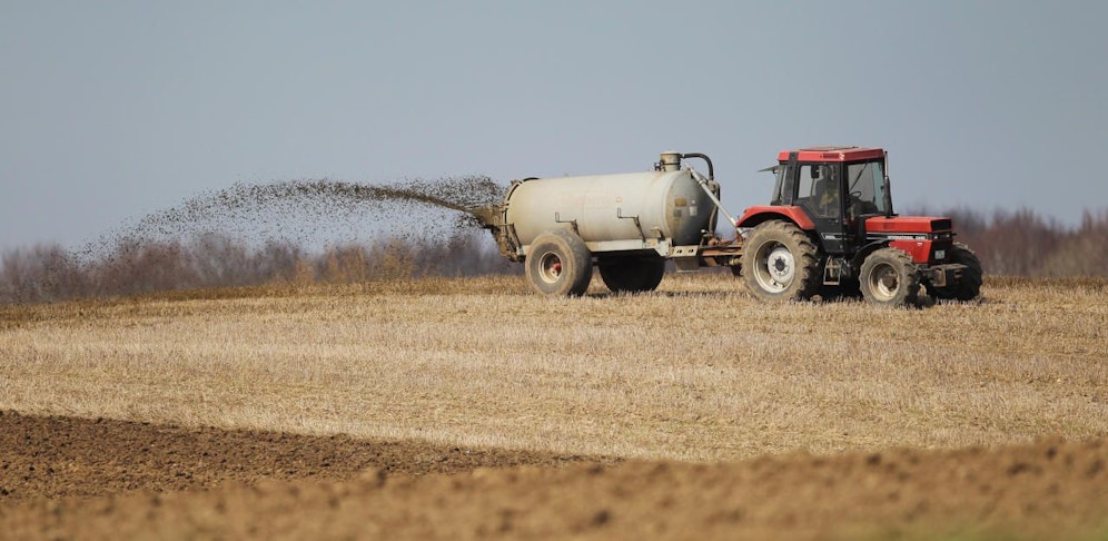 Ein Traktor samt Güllewagen prallte gegen einen Lkw.