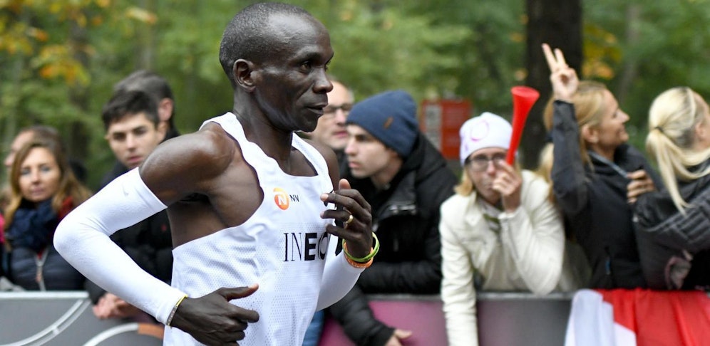 Eliud Kipchoge wird von den österreichischen Fans in Wien bejubelt.