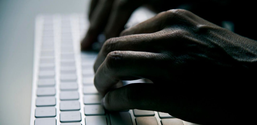 Die Polizei warnt vor neuen "Sextortion"-Mails von Erpressern, die hohe Geldbeträge einstecken wollen.