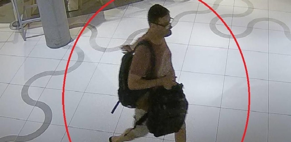 Der Verdächtige wird von der Polizei gesucht. 