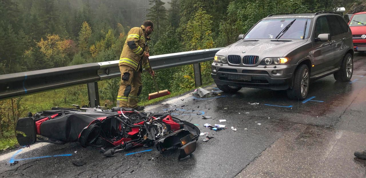 Heute.at - Motorradfahrer schlittert in den Gegenverkehr – tot