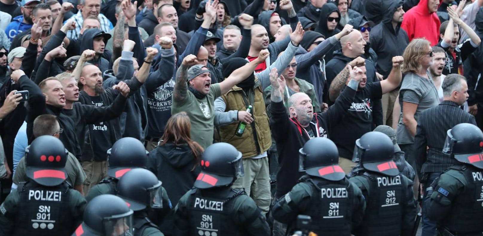 Rechtsextreme und Neonazis bei einer Kundgebung in Chemnitz am. Nach dem Tod eines jungen Mannes bei einer Messerstecherei waren Tausende Rechtsextreme und Neonazis aufmarschiert. Es ist nur einer vieler Fälle, die für Beunruhigung durch die rechtsextreme Szene sorgen. 