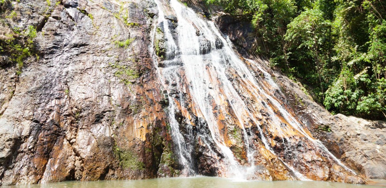 Der Tourist wollte bei einem Wasserfall in Thailand ein Selfie machen und verunglückte tödlich.