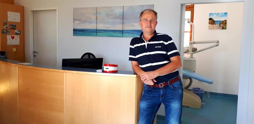 DDr. Franz Zach in seiner Ordination: "Wenn es so weitergeht, kann man unseren Beruf zu Grabe tragen."