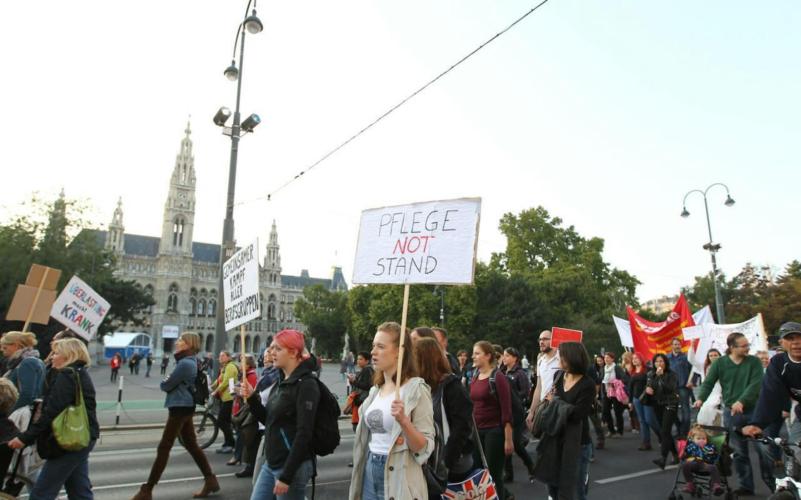 Pfleger demonstrierten 2015 vor dem Rathaus. Am Freitag protestieren sie beim Schweizer Garten für mehr Personal und faire Gehälter. 