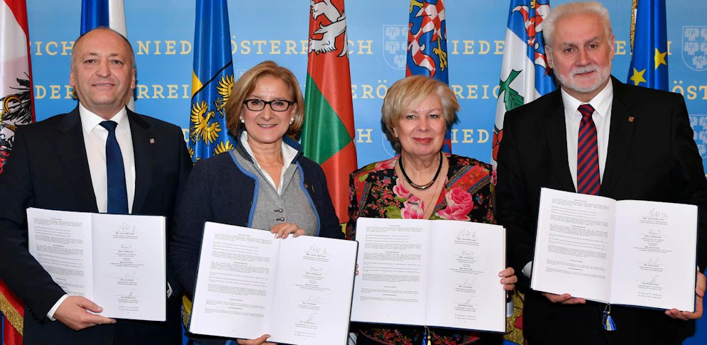 Landeshauptfrau Johanna Mikl-Leitner mit den tschechischen Kreishauptleuten Ivana Stráská, Bohumil Simek sowie Kreishauptmann-Stellvertreter Pavel Franek. 